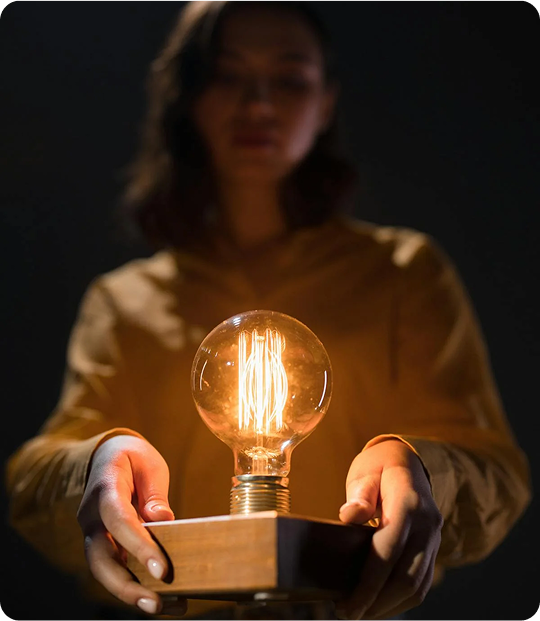 Pessoa segurando lâmpada